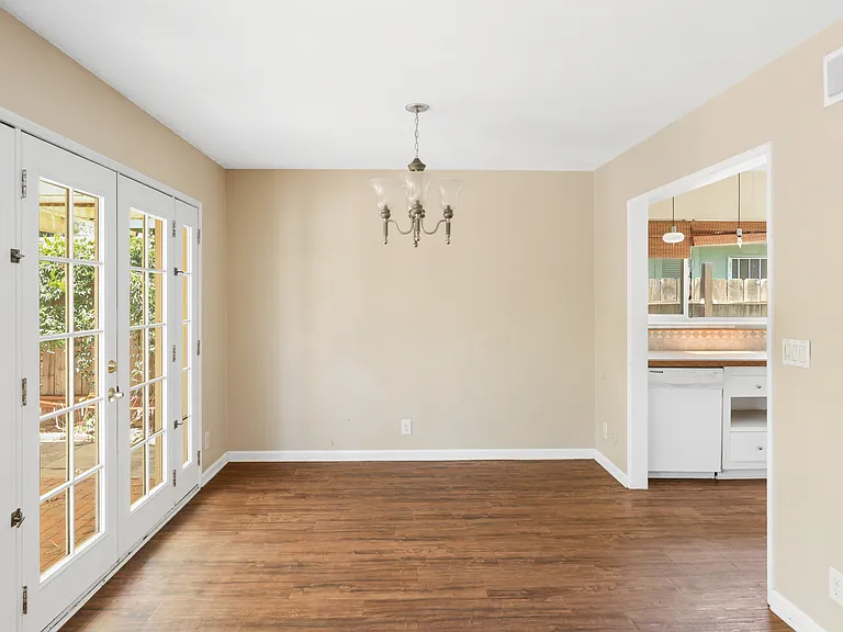 352 S Pine St — Photo 8