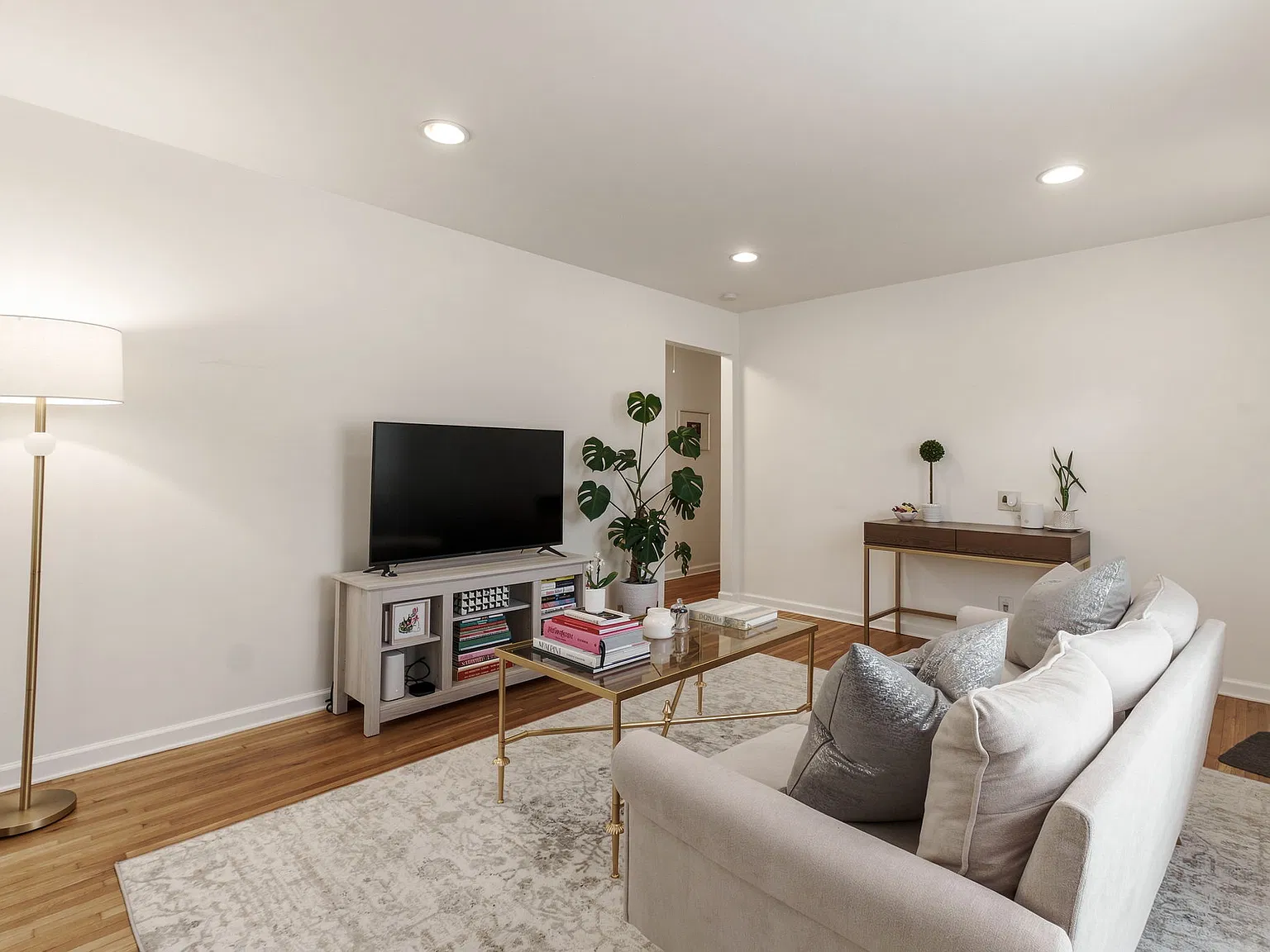 3 bed, 1270 sqft, $2,900 — Photo 3