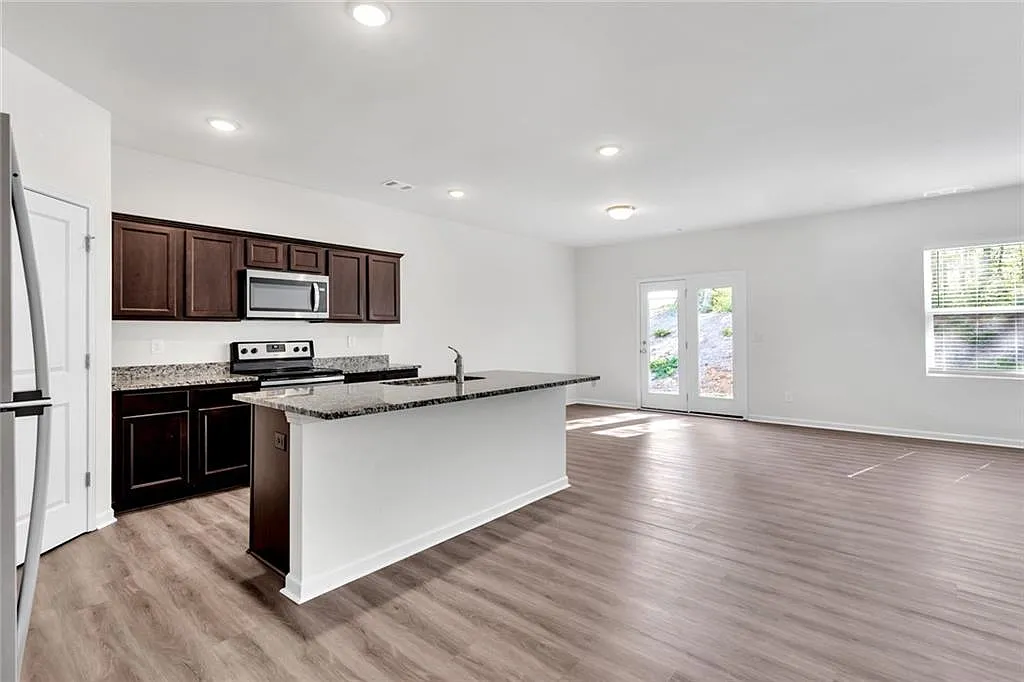 5 bed, 3.0 bath, 2706 sqft, $2,400 — Photo 4
