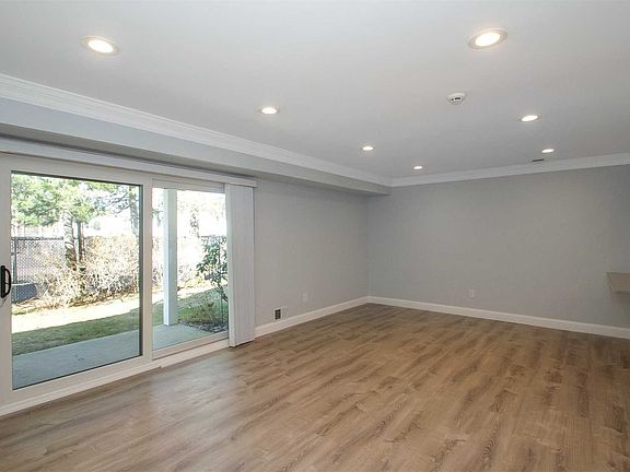 3rd image of 81 Cambridge Dr W #81