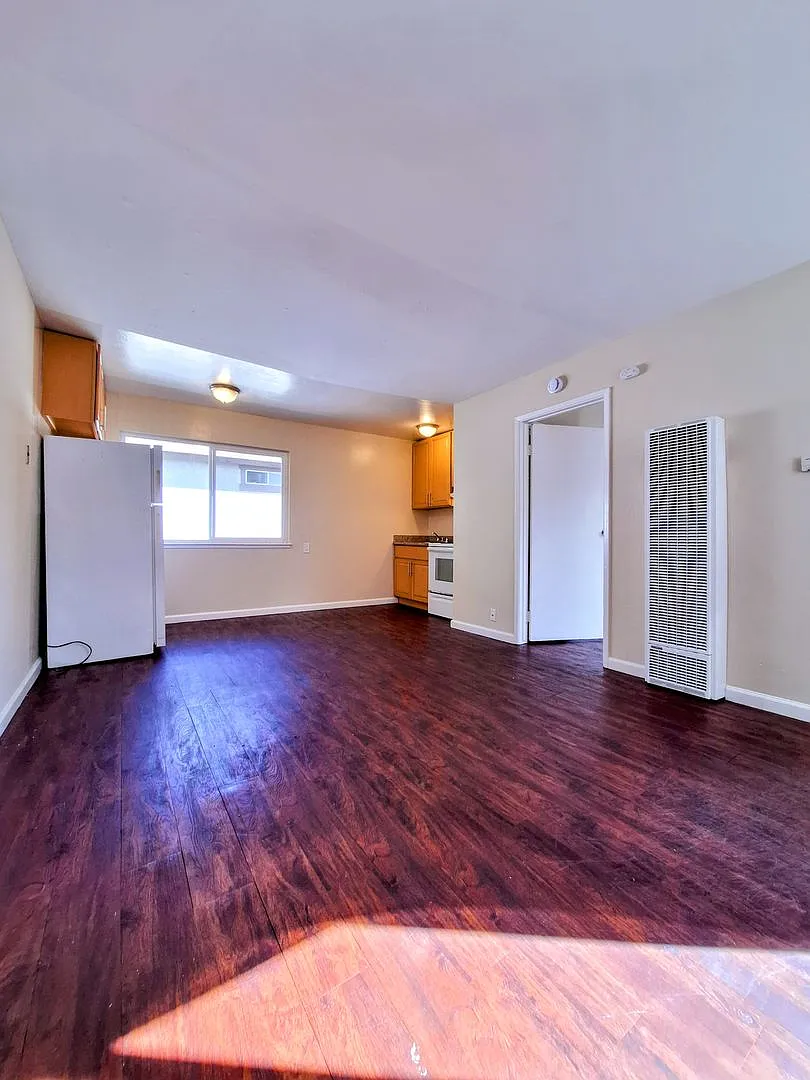 Spacious Second Floor 1bd Remodeled Apartment - Includes Parking & Laundry On-site — Photo 3