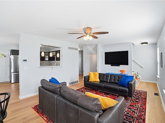 5th image of 2580 Riverside Dr