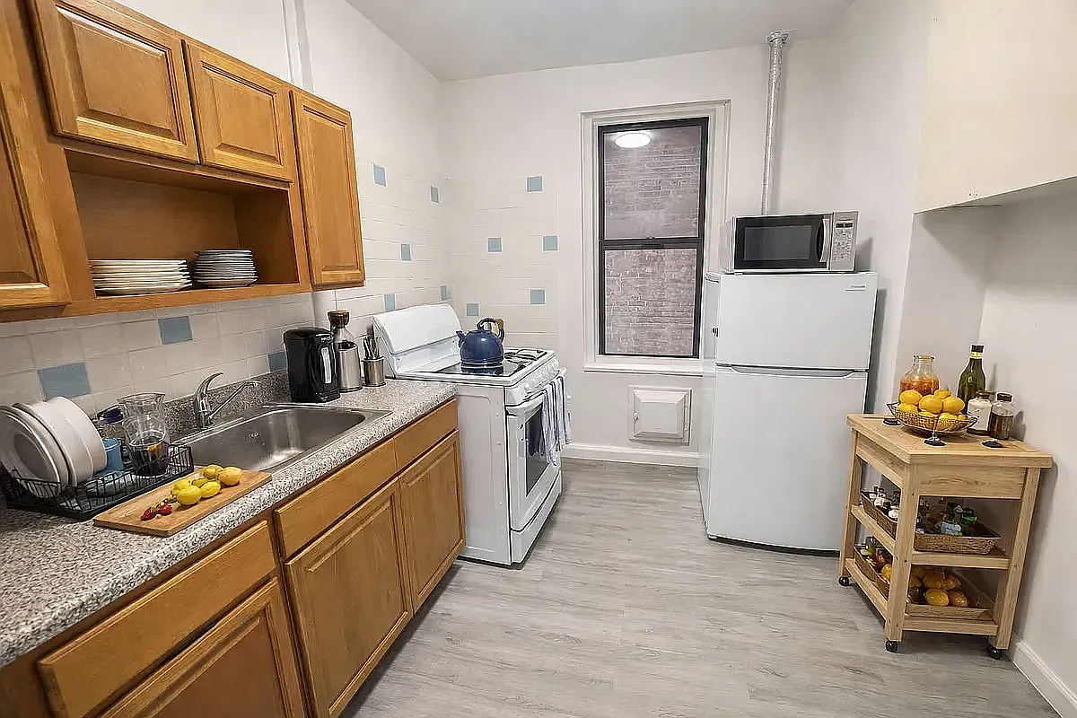 1489 Beach Avenue — Photo 3