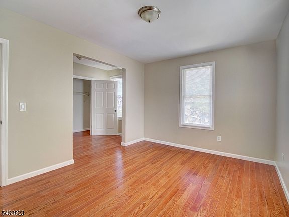 3rd image of 858 Lyons Ave