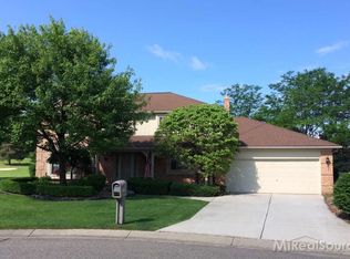631 Augusta Dr, Rochester Hills, MI 48309