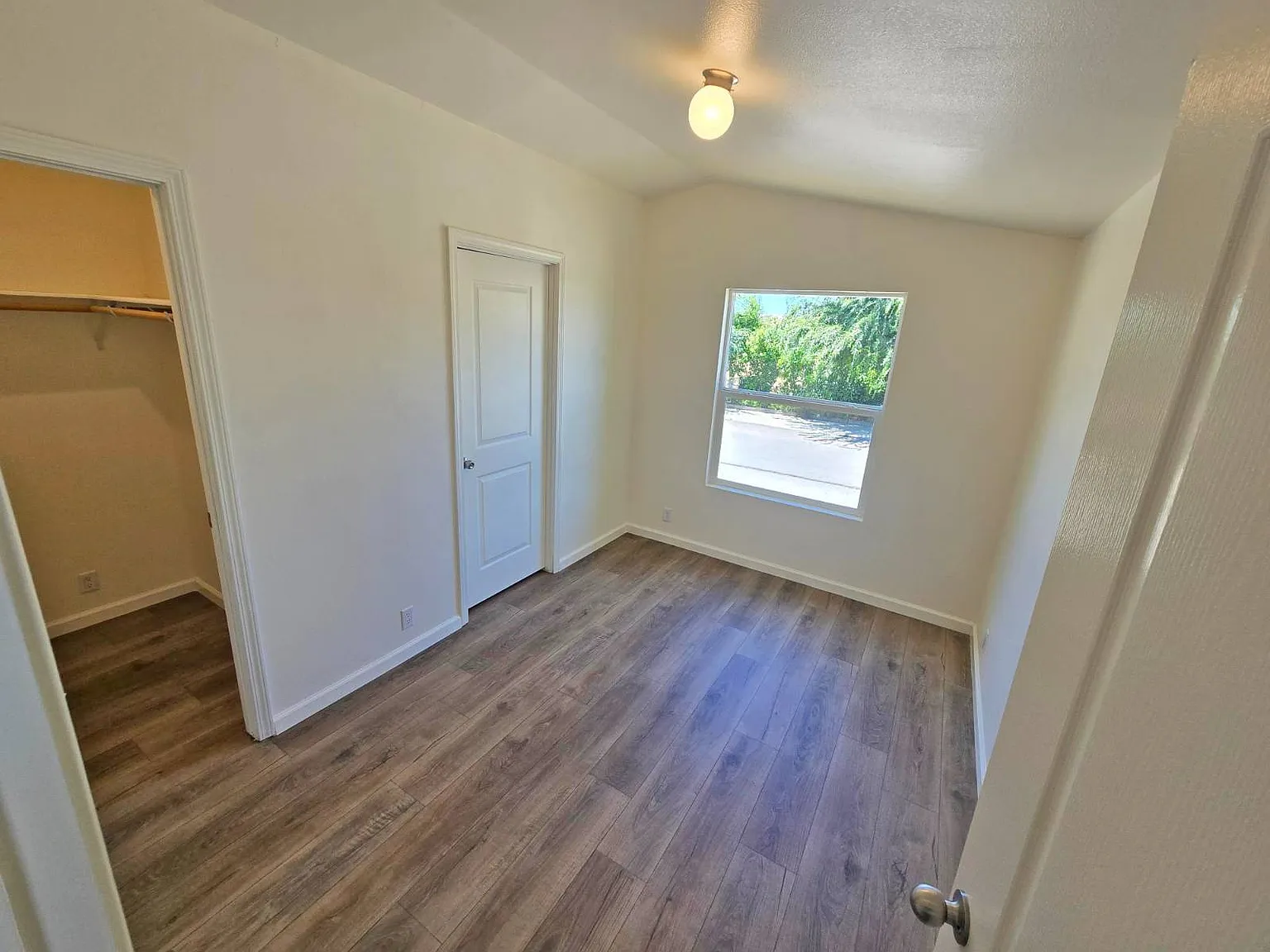 3 bed, 2.0 bath, 730 sqft, $1,250 — Photo 4