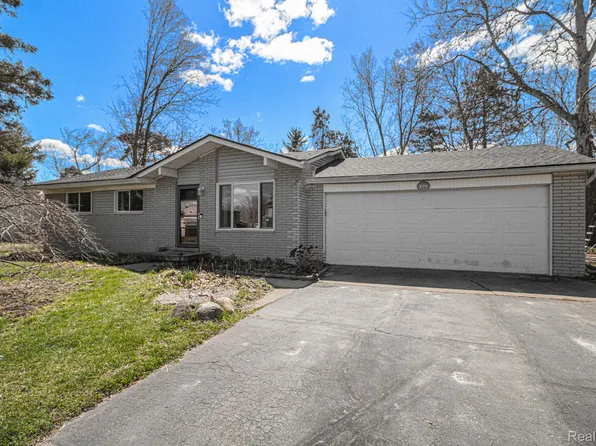 505 Penny Lake Rd, Wolverine Lake, MI 48390