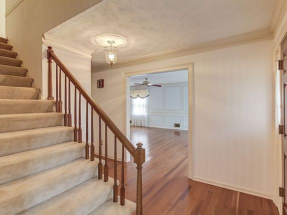 3rd image of 798 Brentway Ct