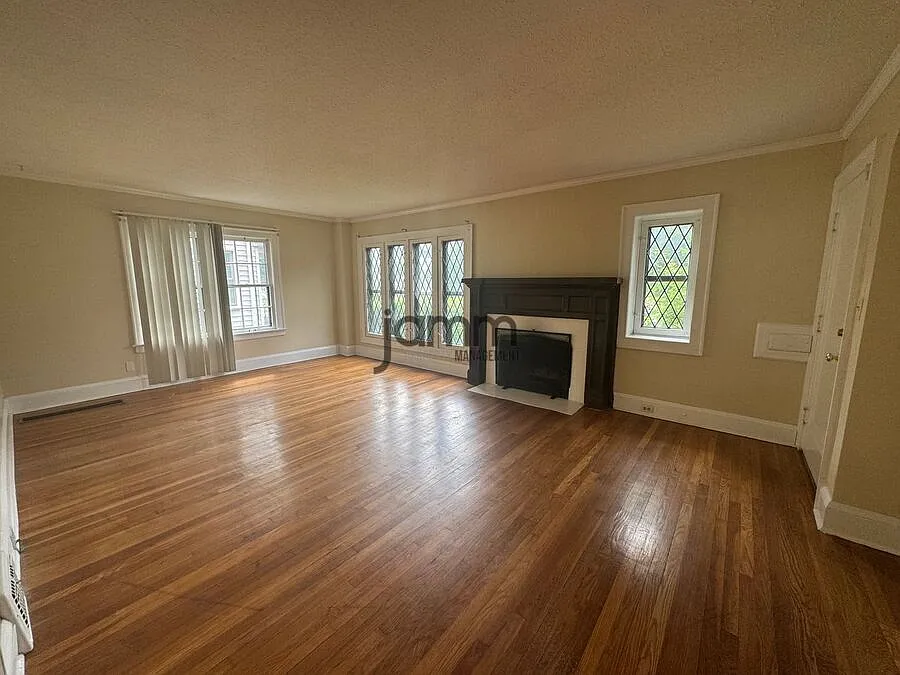 Charming Unit in Shaker Heights! — Photo 4