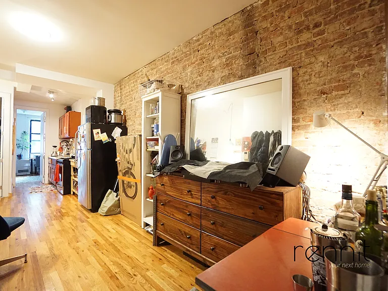 420 Melrose St #1R — Photo 4