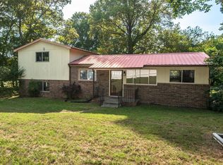 1235 N Charlotte St, Dickson, TN 37055