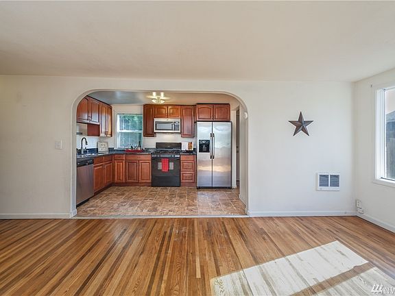 Charming rounded passage to kitchen