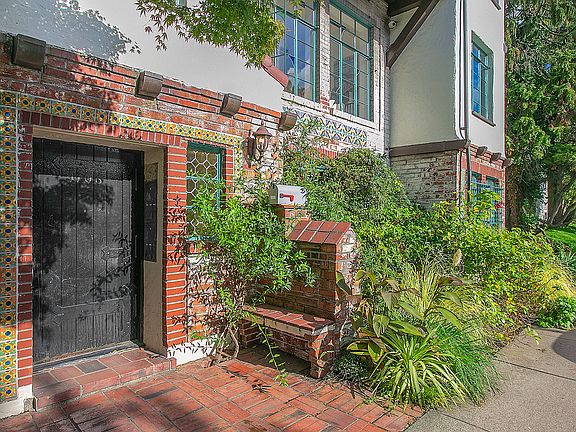 3rd image of 4204 11th Ave NE #12