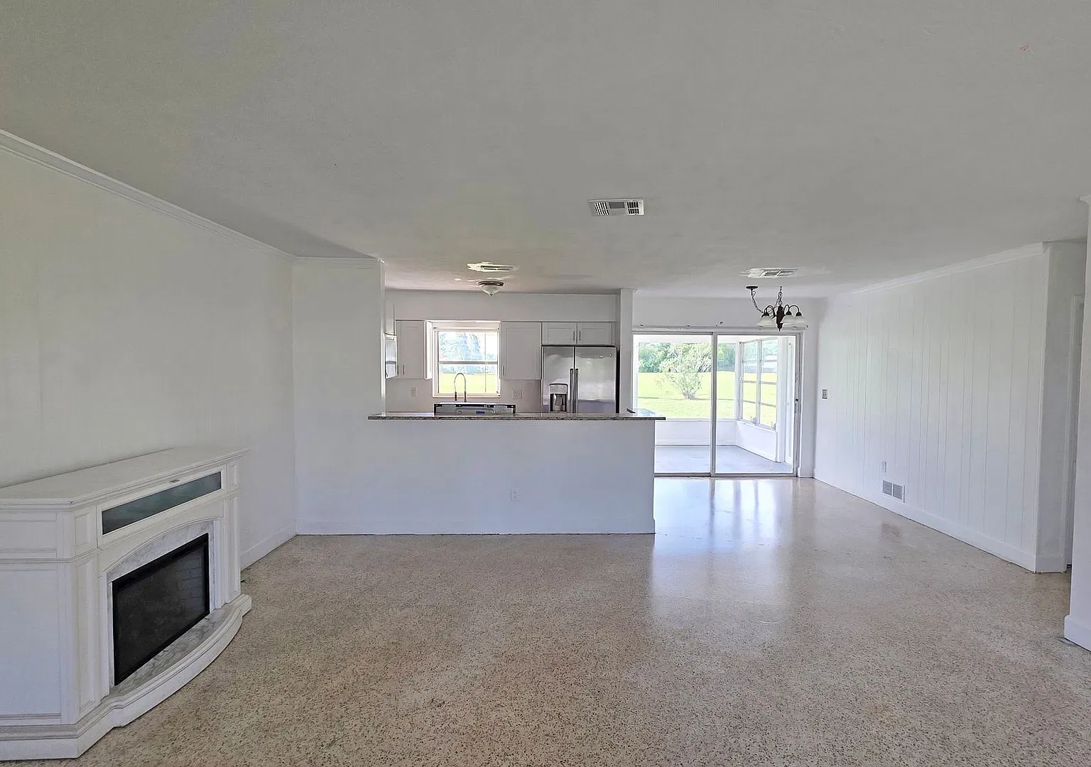 Light-Filled Vintage 3/2 with Golf Course Views on an Oversized Lot in Whitefield Estates — Photo 4