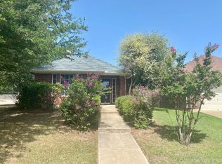 701 Stribling Cir, Azle, TX 76020