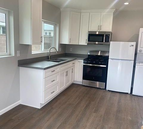 4th image of 253 E Bernard Way