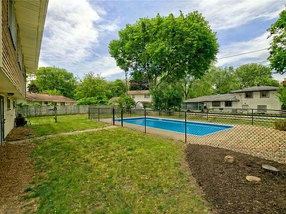 5th image of 37 Ledgewood Cir