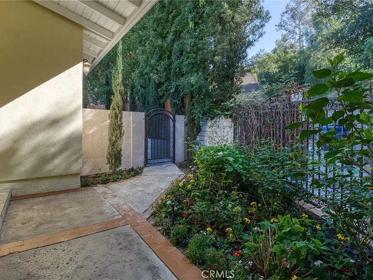 7796 Skyhill Dr — Photo 30