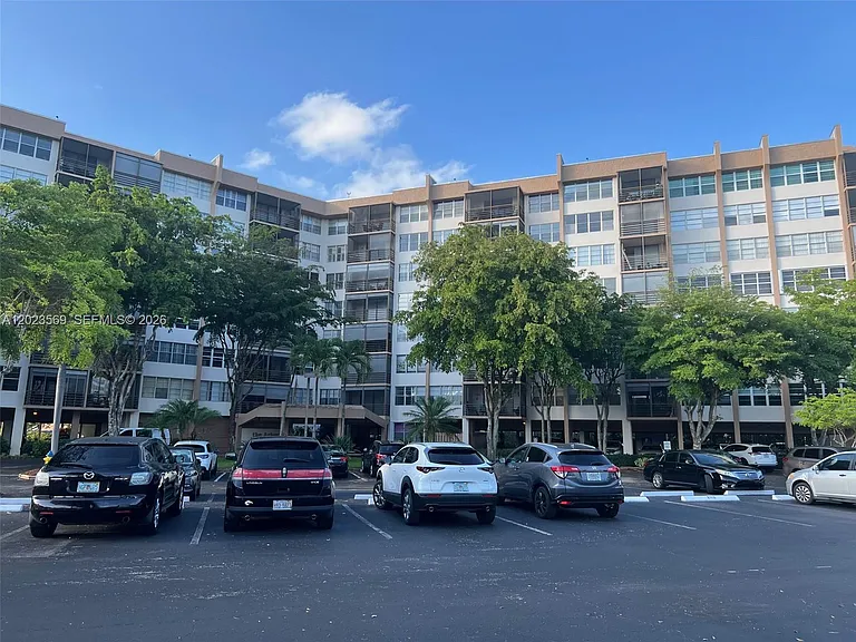 1400 Saint Charles Pl #323 — Photo 15