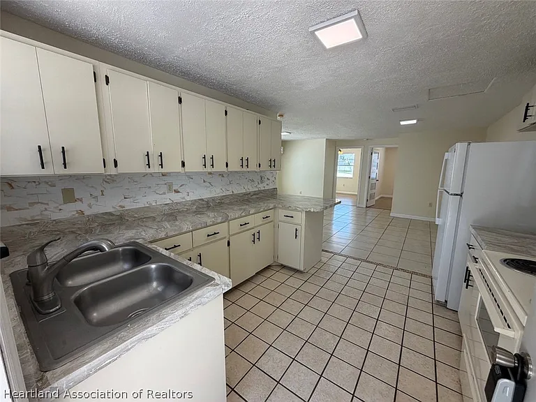 649 N Pine St — Photo 4