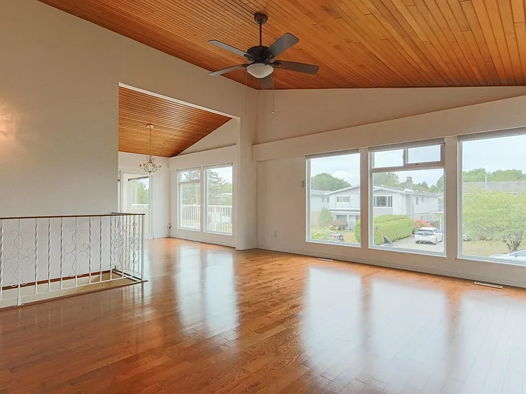 10620 Seaham Cres — Photo 7