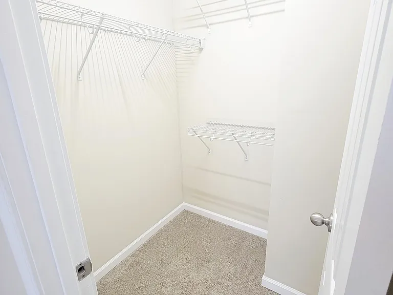 411 Whitehall Ct — Photo 29
