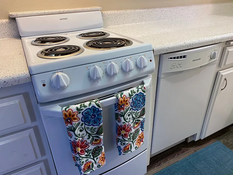Hillcrest Palms Apartments — Photo 43