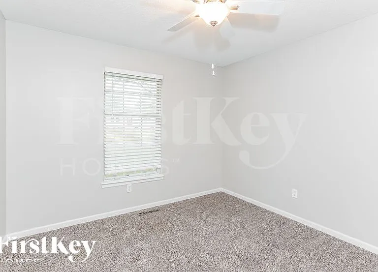 308 Oak St W — Photo 16
