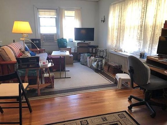 Spacious Living Room w/Area for Desk/Office