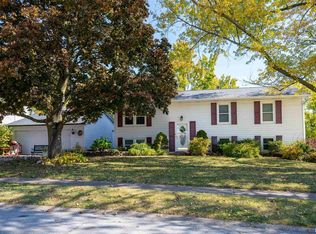 3907 Rolling Hills Dr, Bettendorf, IA 52722