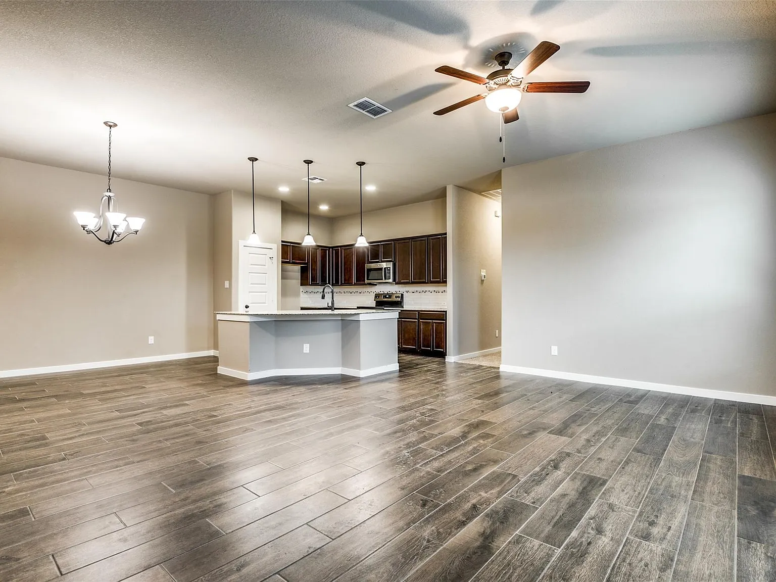 3 bed, 2.0 bath, 1272 sqft, $1,695 — Photo 4