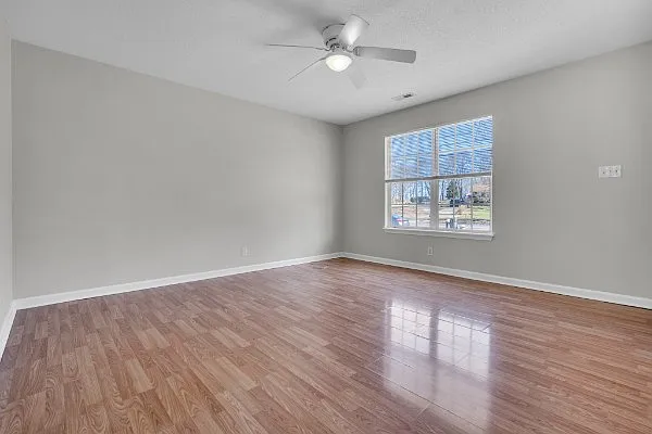 3 bed, 1080 sqft, $1,300 — Photo 4