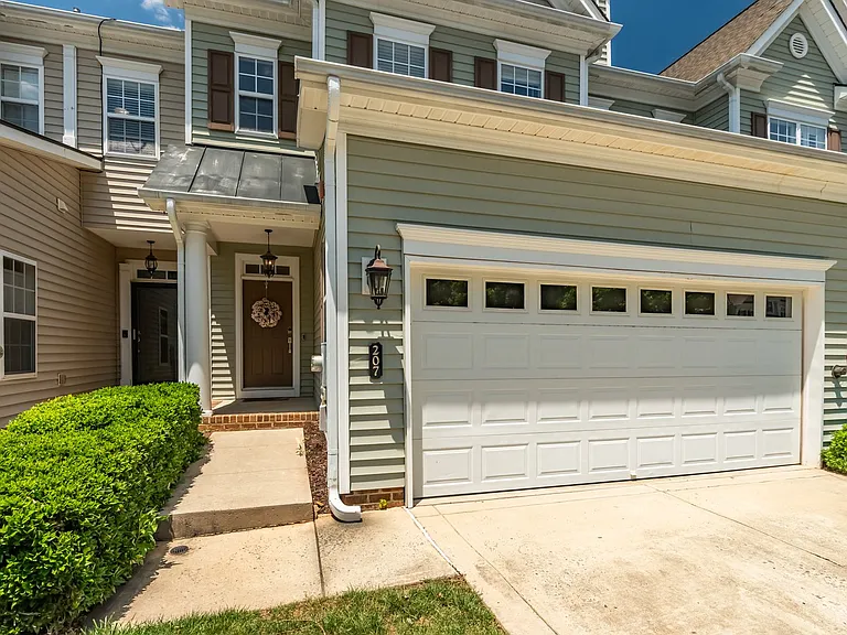207 Towne Ridge Ln — Photo 3
