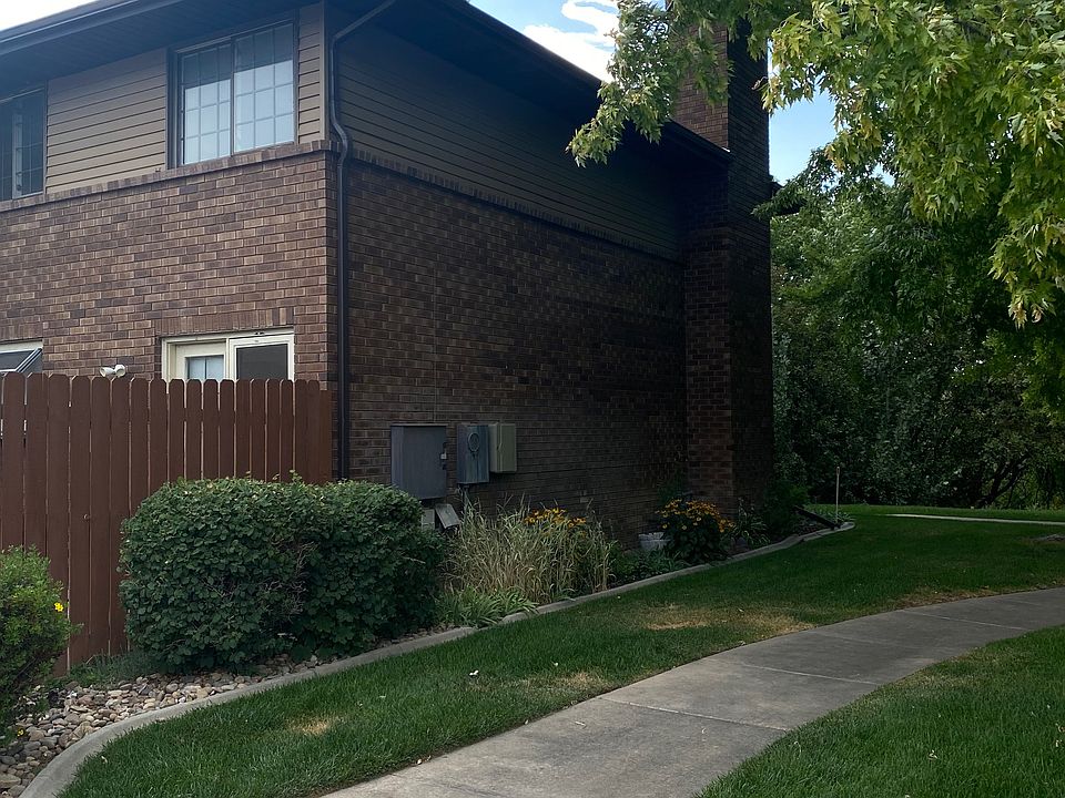 Side, walk, common space, side flowerbed.