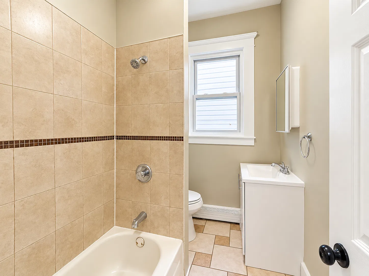 3 bed, 1.5 bath, 1200 sqft, $2,095 — Photo 2