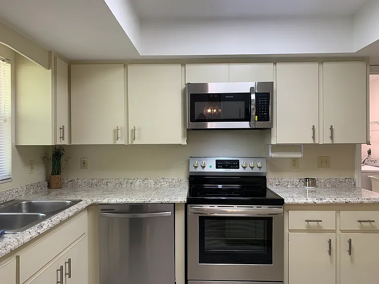 2193 Cork Oak St E — Photo 16