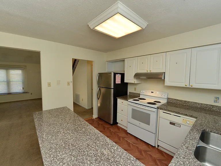 1548 Beachview Dr — Photo 8