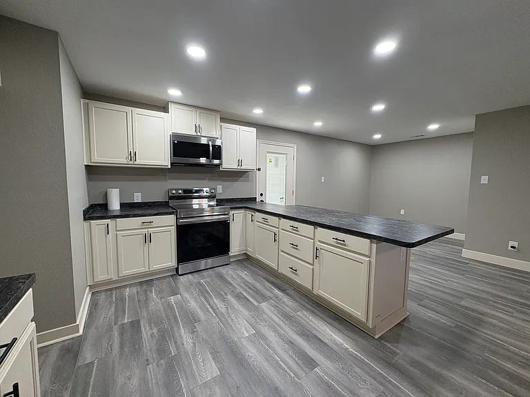714 Upland Ln — Photo 6