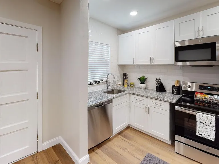 129 E Amelia St — Photo 16