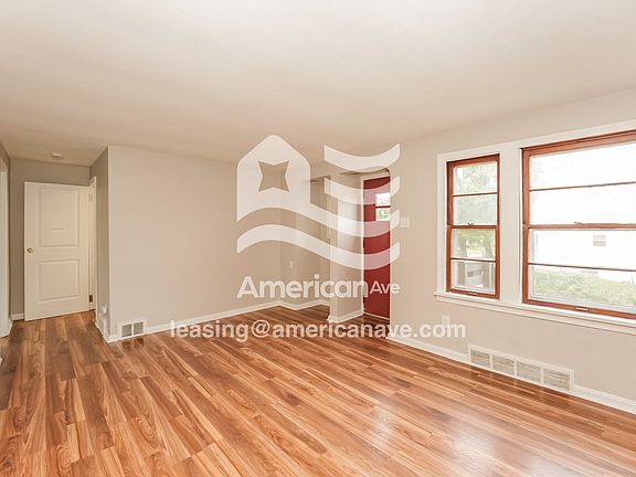 1323675_004_living_room_5.jpg