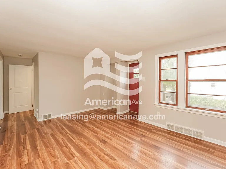 1323675_004_living_room_5.jpg