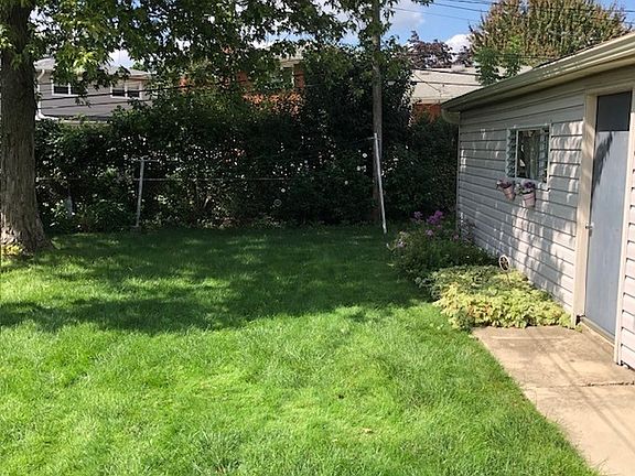 5th image of 10804 Leclaire Ave