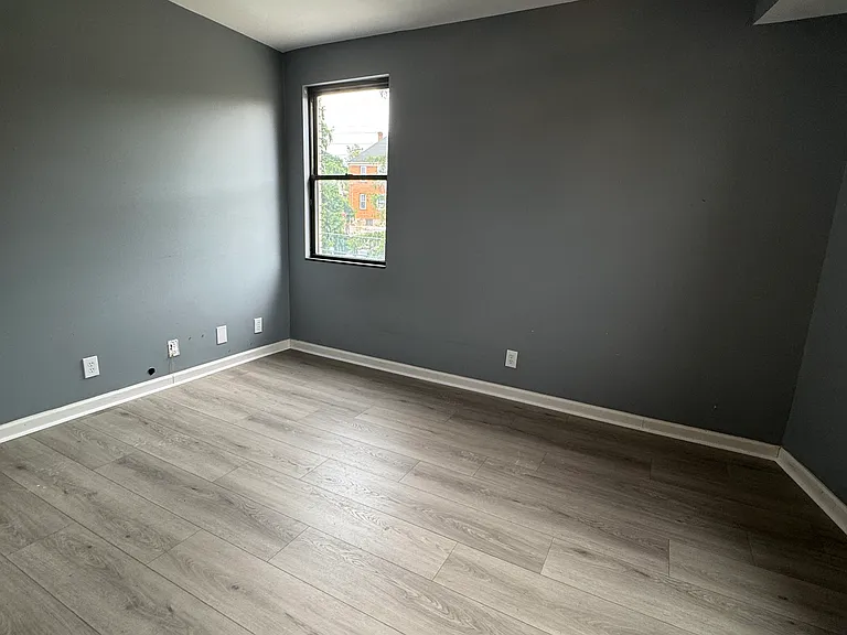 2905 Glenmore Ave — Photo 11