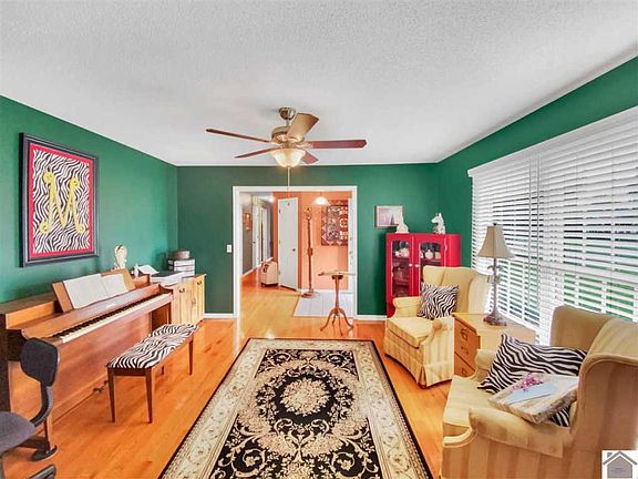 3rd image of 2202 Creekwood Dr