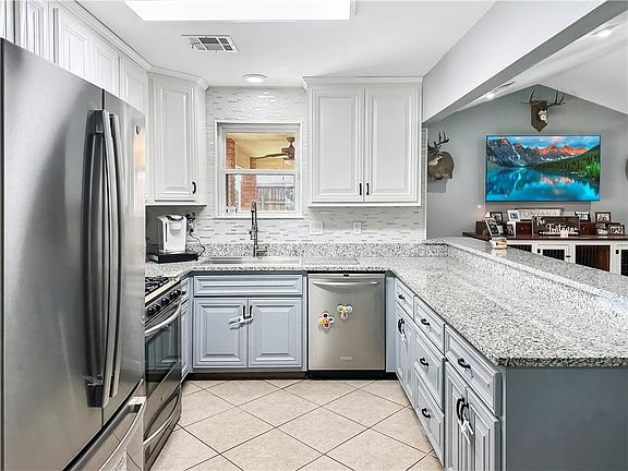 4th image of 3228 Decomine Dr