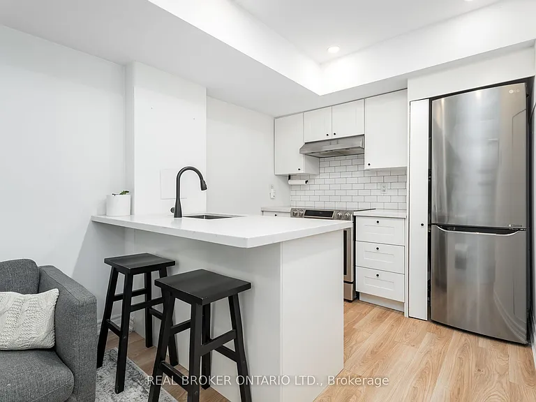 11 Niagara St W #32 — Photo 17