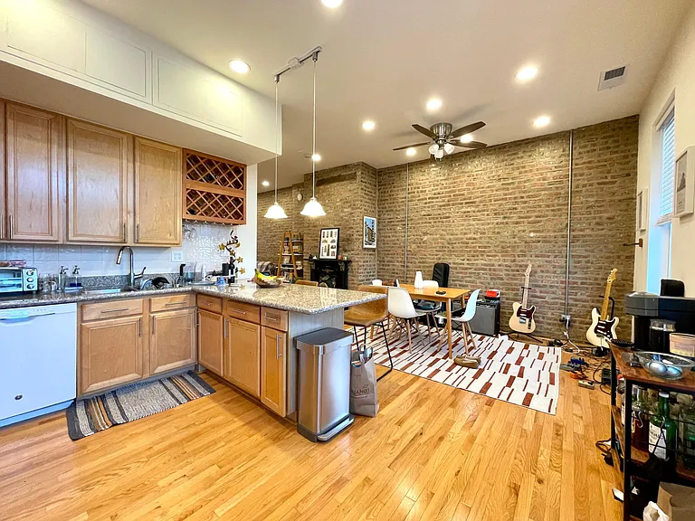 2336 W Augusta Blvd #3R — Photo 2