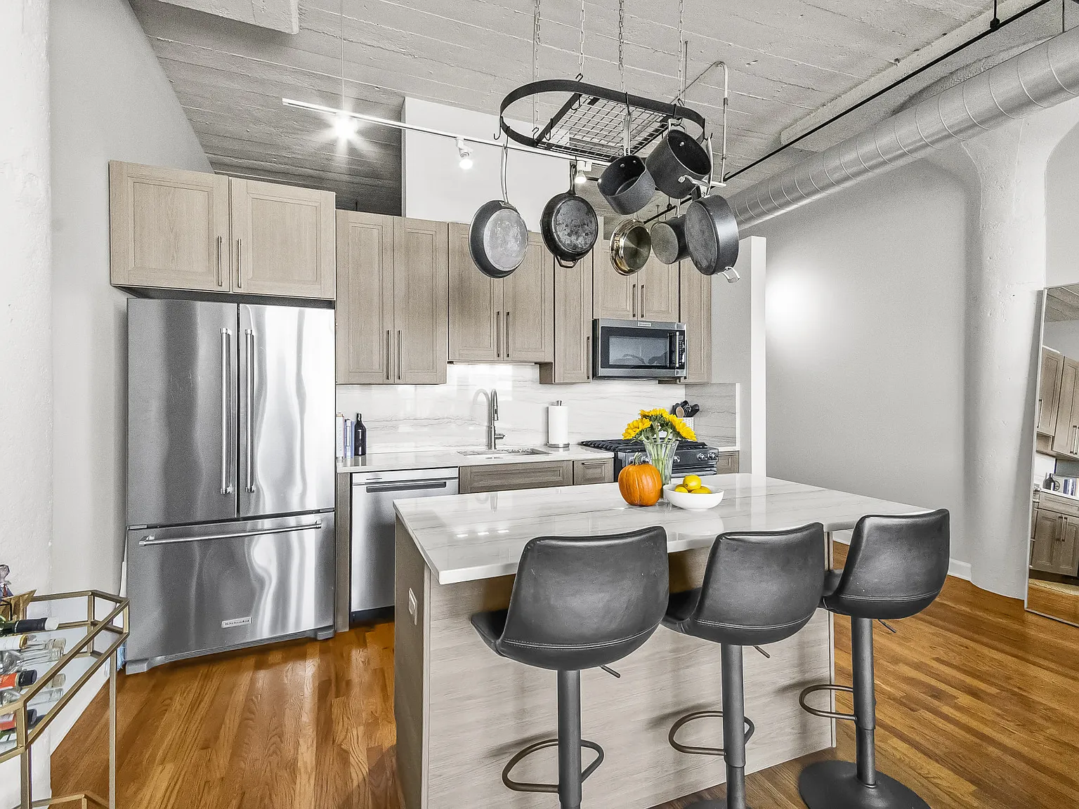 1 bed, 998 sqft, $3,000 — Photo 3