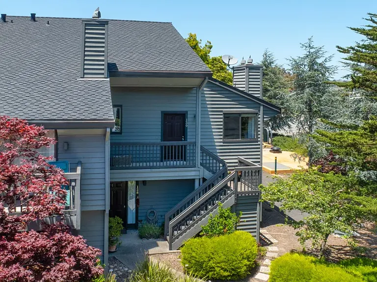 132 Cypress Pl — Photo 1