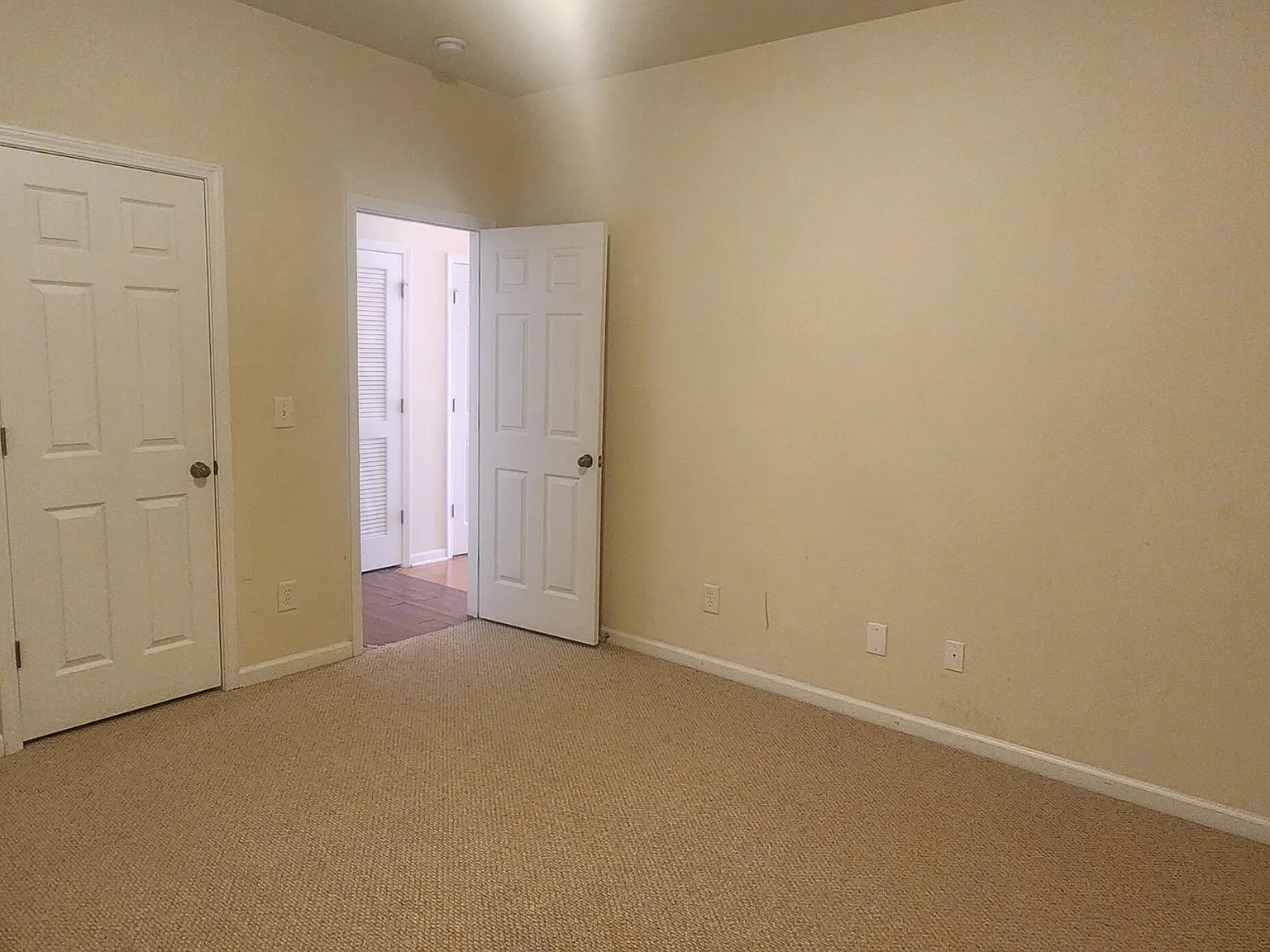 4 bed, 3.5 bath, 1992 sqft, $1,995 — Photo 4